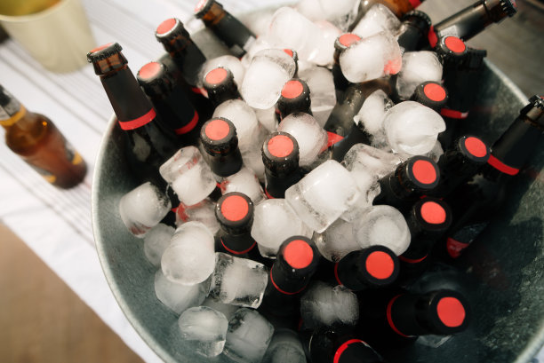 啤酒瓶放在冰桶里图片下载