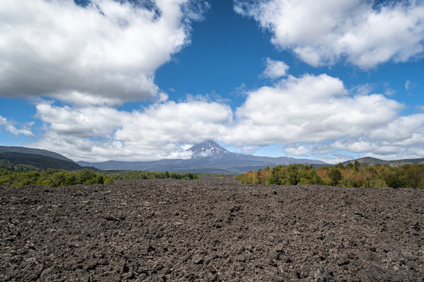 熔岩平原后面的火山图片下载