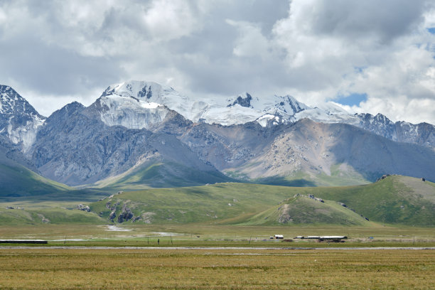 天山山脉的高地山谷图片下载
