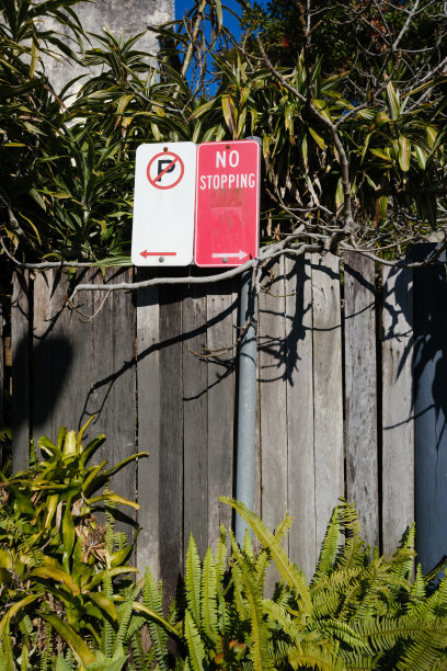 禁止停车，金属杆上也不能有停车标志图片下载