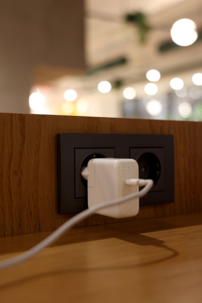 桌上插充电器图片下载