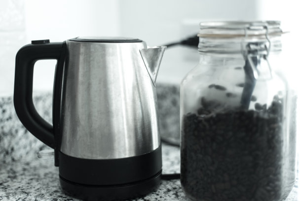 电水壶插入插座图片下载