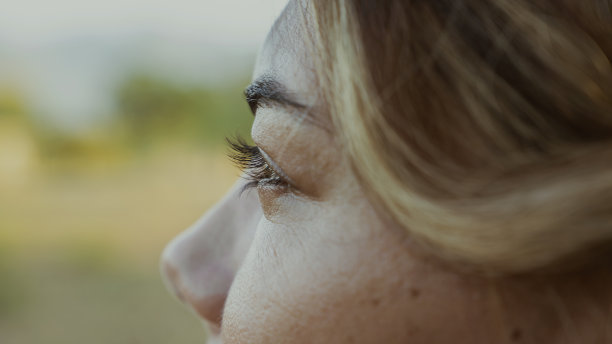 一名年轻女子的特写肖像，目光远离镜头图片下载