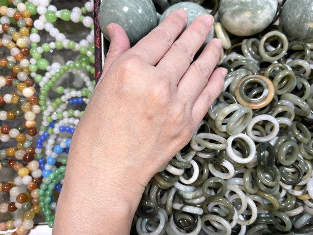 商店里出售玉戒指和手镯图片下载