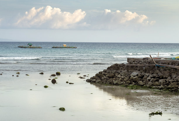 渔夫的小屋，在远处，在退潮时漂浮在海上，在竹平台上，奥斯陆，宿务岛，菲律宾。图片下载