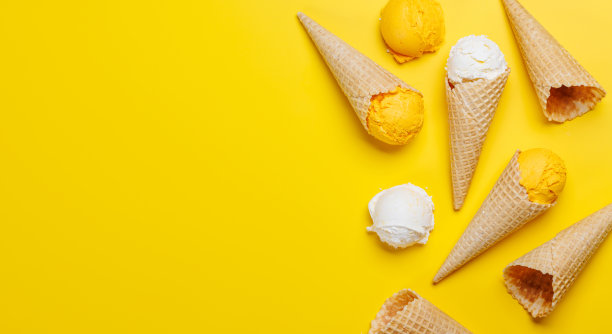 各种口味的冰淇淋在令人愉快的华夫蛋筒图片下载