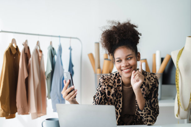 时装设计师坐在办公椅上放松。图片下载