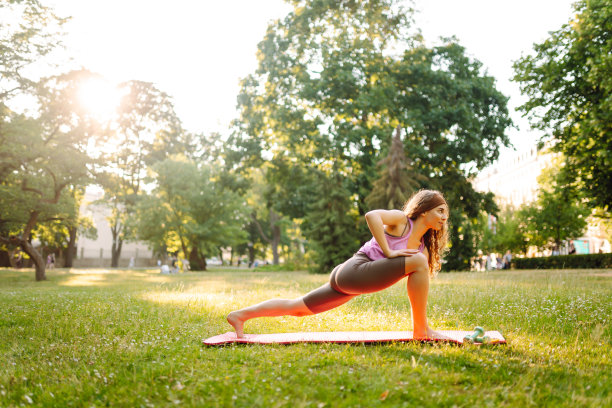 一个美女在公园里做瑜伽的画像。积极的生活方式。健身,运动。图片下载