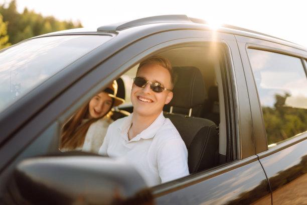 买和租一辆车。图片下载