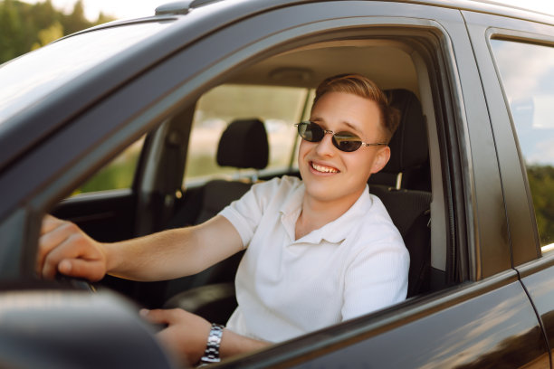 买和租一辆车。图片下载