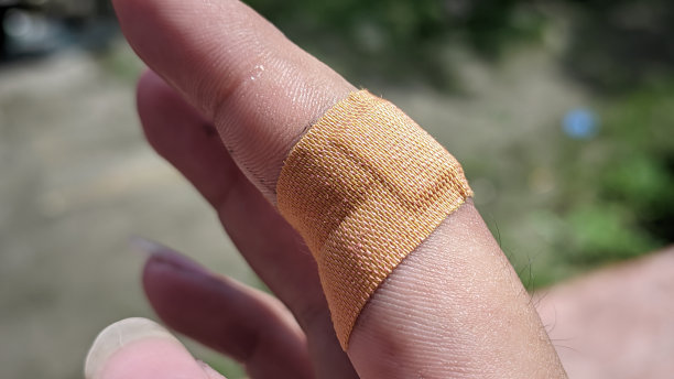 用石膏包扎受伤手指的特写照片图片下载