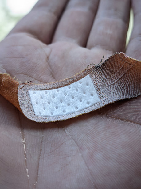 手掌上方创可贴包扎的特写图片下载