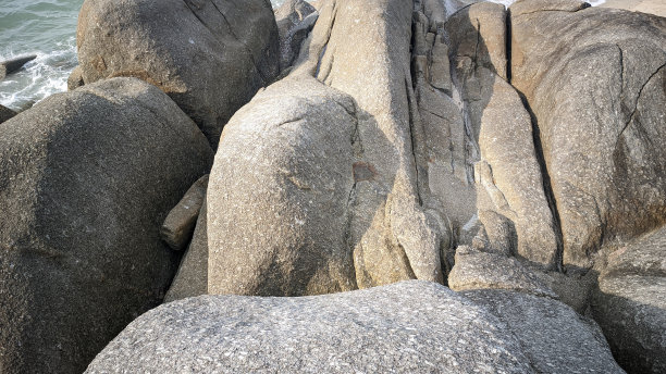 邦加勿里洞岛岸边的大岩石图片下载