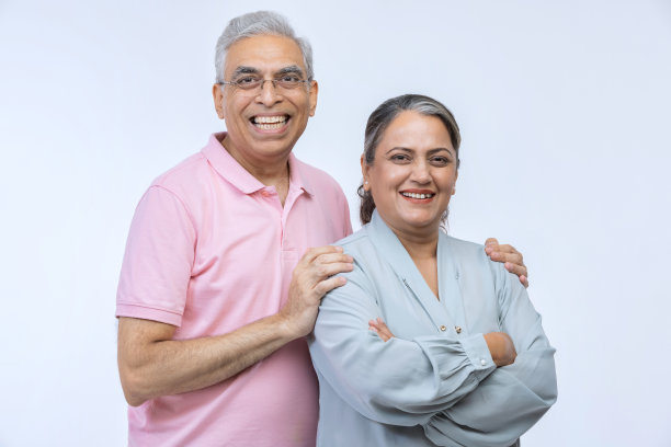 白色背景上的老夫妇肖像图片下载