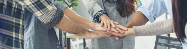 全景多元化多民族的人成功团队在一起。横幅团队合作，击掌团队合作伙伴一起举手举起力量。志愿任务商业伙伴与复印空间图片下载