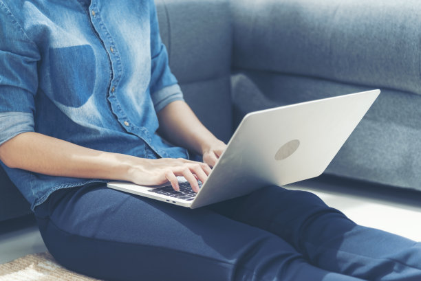 幸福亚洲妇女在家工作使用笔记本电脑在线会议在家庭办公室。快乐放松时间亚洲商务女性打字键盘使用笔记本电脑微笑，笑在家里办公室。图片下载