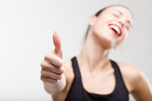 热情的竖起大拇指，表示积极图片下载