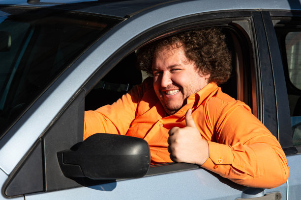 一个愤怒而不满的司机在严重的交通堵塞中匆忙回家。图片下载