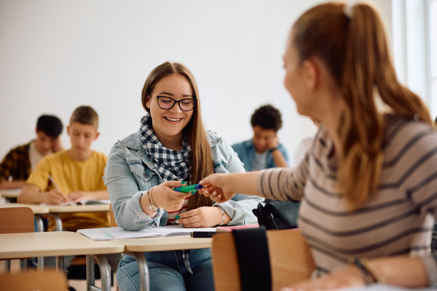 给，你可以拿我的笔!图片下载