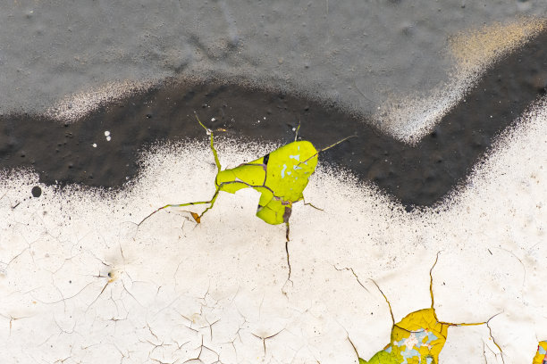 旧墙的彩色裂缝和碎片的特写。图片下载