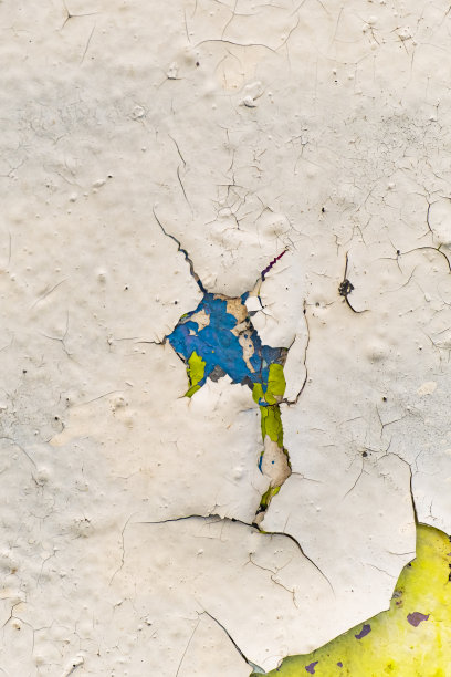 旧墙的彩色裂缝和碎片的特写。图片下载