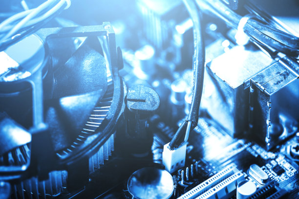 现代个人电脑内部的冷却风扇和电线。图片下载