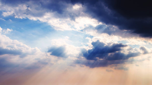 耀眼的暴风雨云，光线透过图片下载