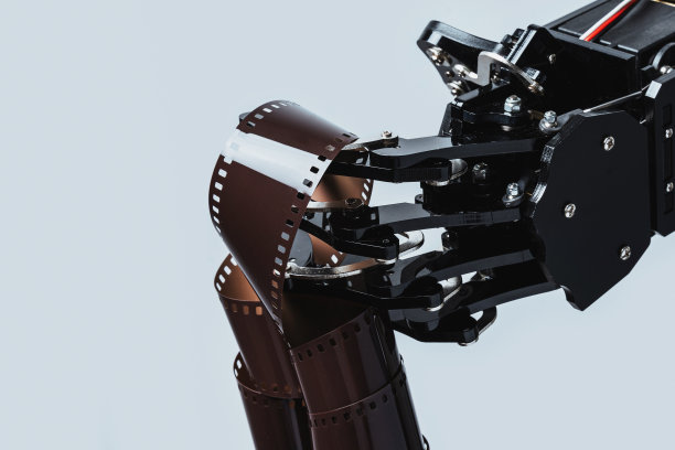 真正的机械手和胶片。人工智能在电影和摄影行业的概念图片下载