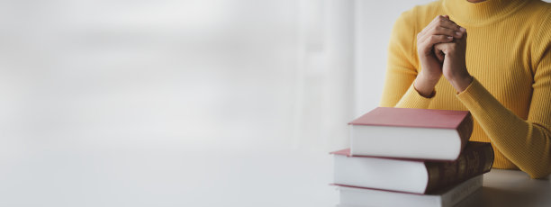 坐在办公室里有一堆书的人。为考试而阅读的概念。图片下载