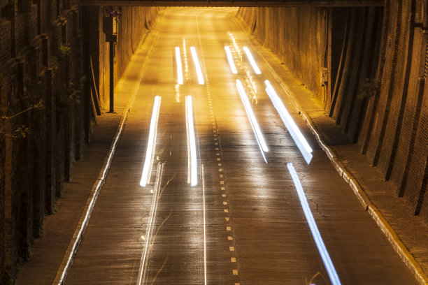 汽车和它的白色前灯，通过，在夜晚，通过阿图罗伊利亚隧道。日期:2003年7月10日。图片下载