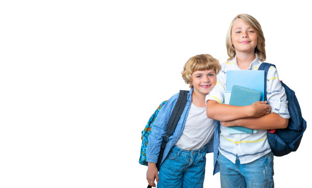 初中小学微笑少年男孩女孩背包png孤立的白色背景看着相机拿着书。文案空间为广告空白概念。回到学校。童年、教育、儿童用品图片下载