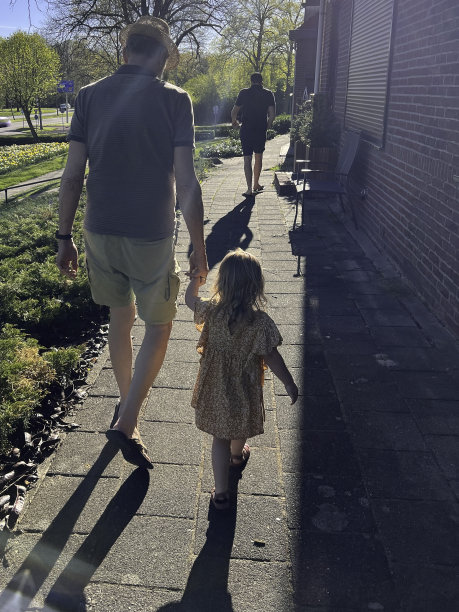 爷爷带着蹒跚学步的孙女离开了图片下载