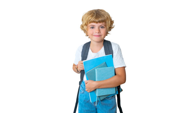 小学微笑男孩女孩PNG孤立与背包微笑看着相机拿着蓝皮书和锻炼。文案空间为广告空白概念。回到学校。童年、教育、儿童用品图片下载