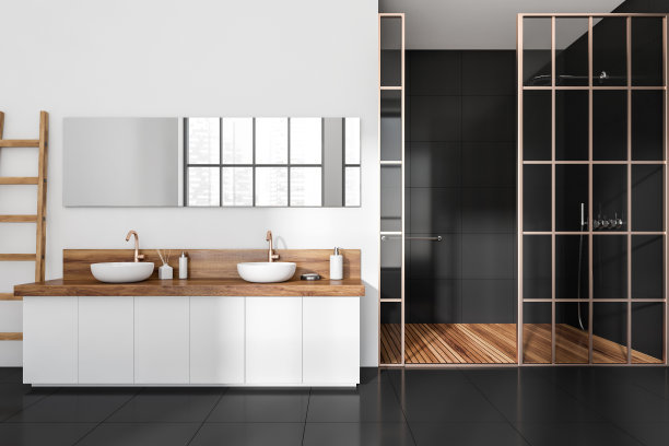 前视图明亮的浴室内部淋浴，全景窗户图片下载