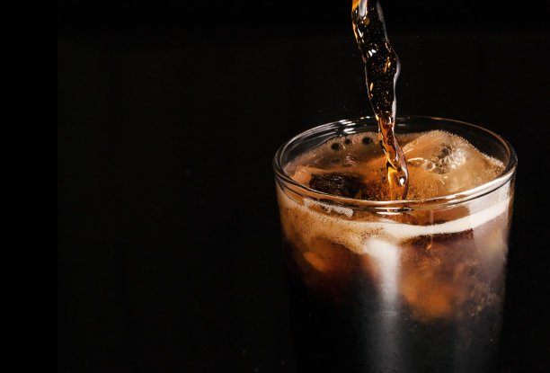 特写的冰可乐孤立在黑色背景图片下载