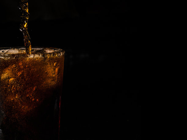 特写的冰可乐孤立在黑色背景图片下载