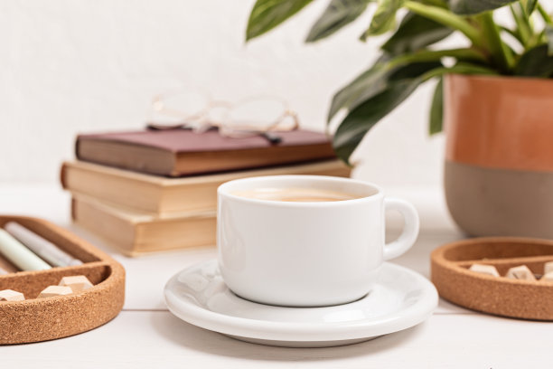 现代环保桌面，零浪费的文具和咖啡杯模型图片下载