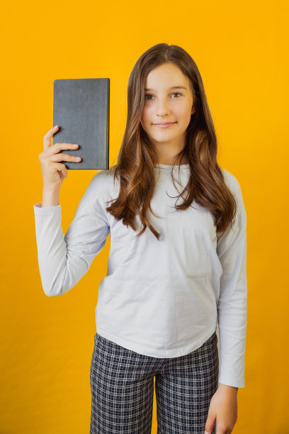 可爱的女学生手里拿着笔记本图片下载