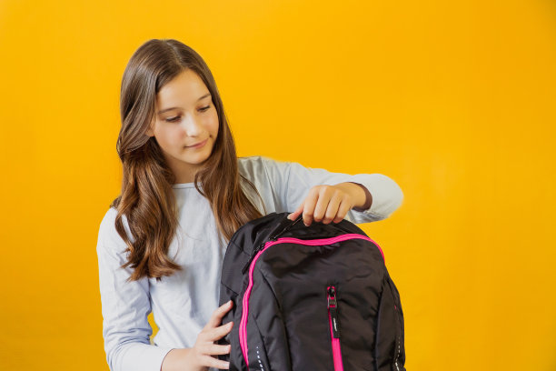 可爱小女孩收集书包上学的照片图片下载