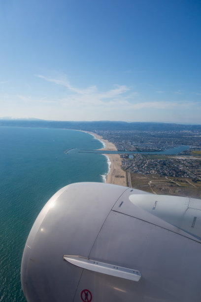 离开洛杉矶国际机场时拍摄的飞机窗口视图图片下载