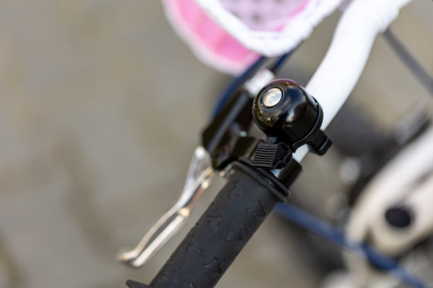 白人儿童的自行车，车把上的铃铛特写。图片下载