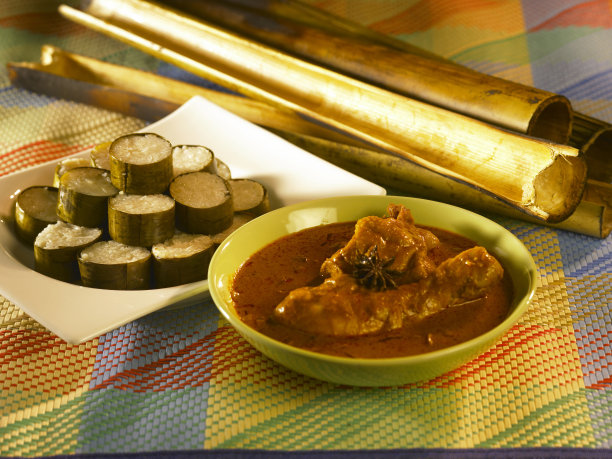 仁当和大米，竹子或Lemang -开斋节期间的马来西亚食物图片下载