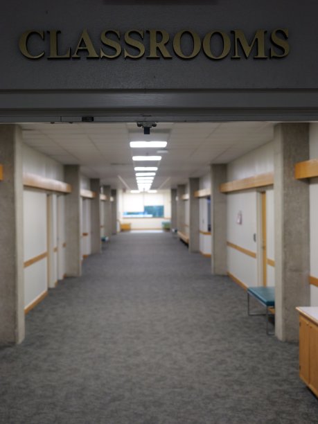 空荡荡的教室大厅图片下载