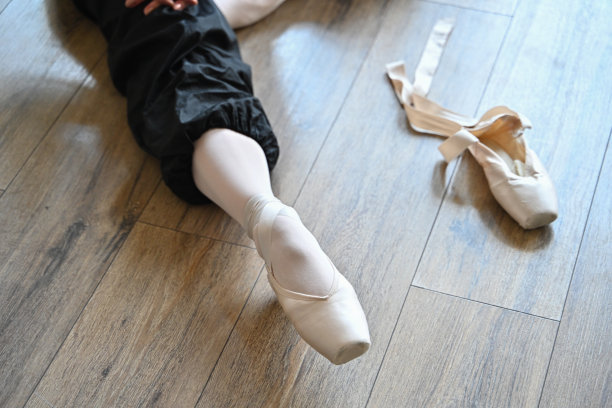 芭蕾舞演员脚上的尖头鞋特写。古典和现代芭蕾概念图片下载