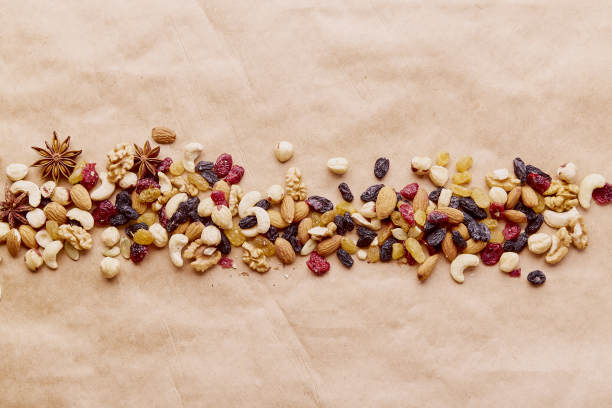 健康食品和零食。什锦坚果在中间排成一排。核桃、杏仁、榛子、腰果、葡萄干和蔓越莓。图片下载