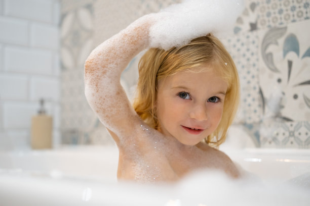 可爱有趣的白种金发三岁女婴洗头发洗澡用洗发水图片下载