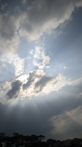 美丽的天空与阳光线从云后面图片下载