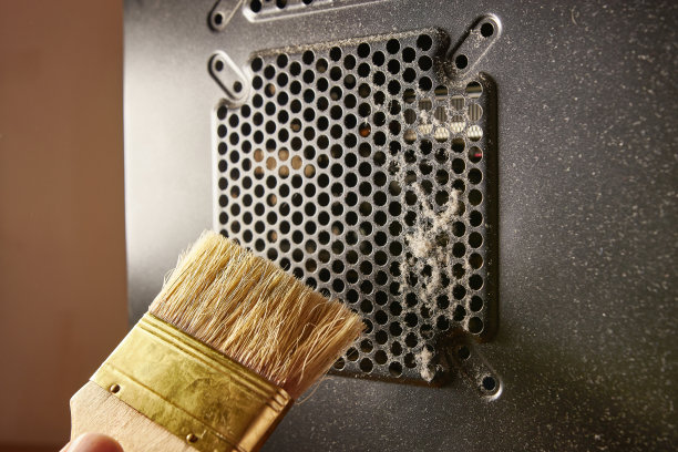 电脑机箱格栅被灰尘污染。个人电脑的保养和清洁。图片下载