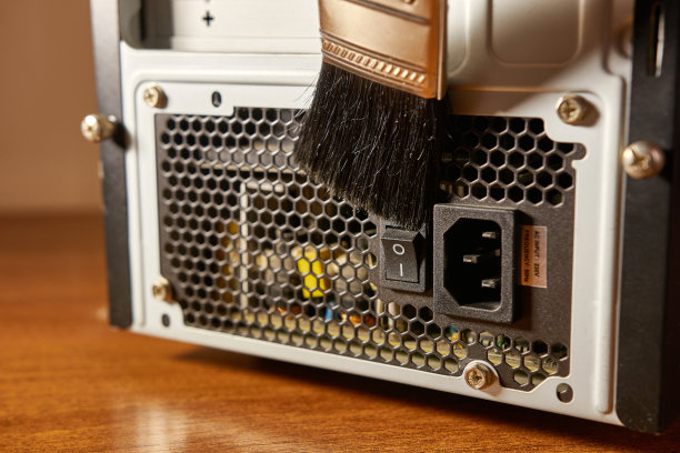 电脑机箱格栅被灰尘污染。个人电脑的保养和清洁。图片下载