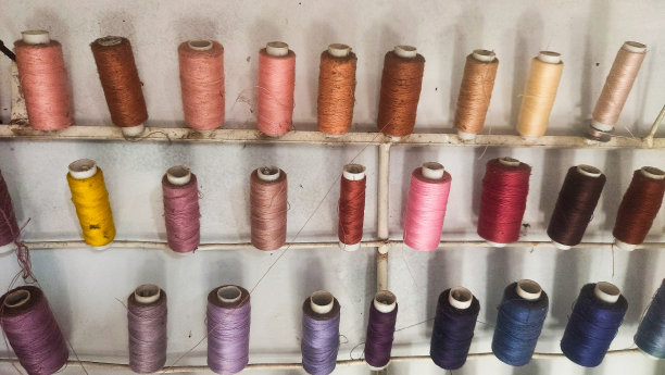 一套五颜六色的线架在制衣车间图片下载